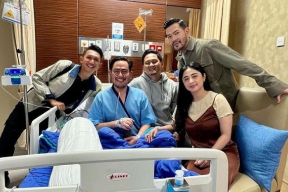 Dewi Perssik Jenguk Nassar ke Rumah Sakit, Begini Penampakannya - JPNN.COM