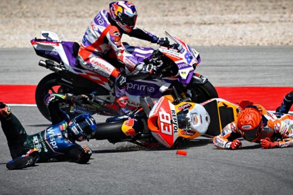 Detik-Detik Marquez Membuat Blunder Besar di MotoGP Portugal - JPNN.COM