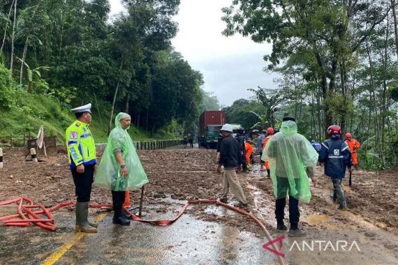 Petugas Bersihkan Longsor yang Menutup Jalan Yogyakarta-Semarang - JPNN.COM