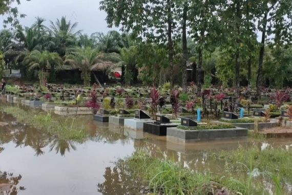 Hujan Deras, TPU Kebun Bunga di Palembang Terendam Banjir - JPNN.COM