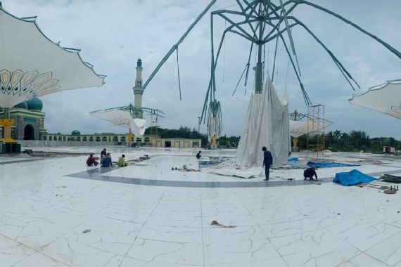 Belum Dipakai, Payung Elektrik Rp 42 M di Masjid Annur Sudah Rusak - JPNN.COM