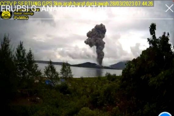 Gunung Anak Krakatau Erupsi, Begini Penampakan Semburan Abu - JPNN.COM
