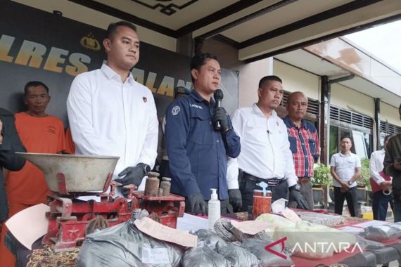 3 Pembuat dan Penjual Petasan Ditangkap Polres Malang, Sebegini Barang Buktinya - JPNN.COM