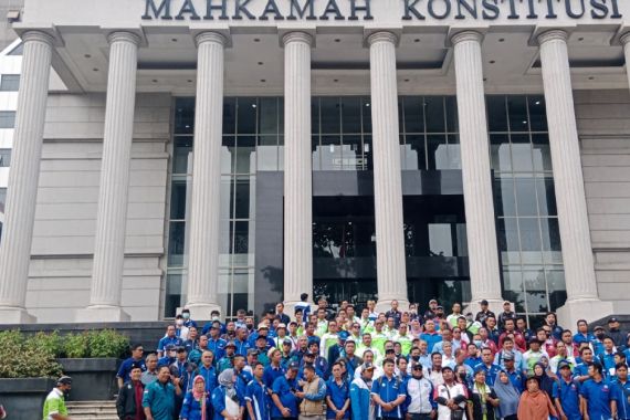 Massa Buruh Penuhi Gedung MK Ingin Dengar Keterangan Presiden Soal Perppu Ciptaker - JPNN.COM
