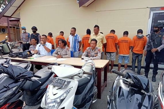 7 Pelaku Perusakan Pos Polisi di Manokwari Masih Buron - JPNN.COM
