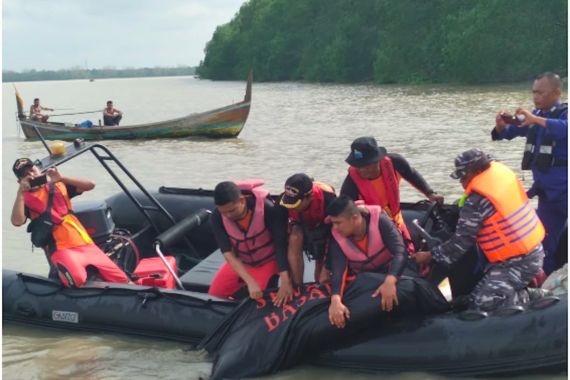 Prajurit TNI AL Lanal TBA Temukan Jenazah Nelayan Tenggelam - JPNN.COM