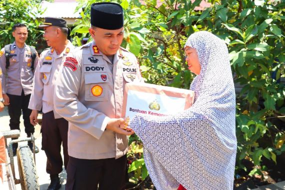 AKBP Dody Wirawijaya Berbagi Paket Sembako buat Masyarakat - JPNN.COM