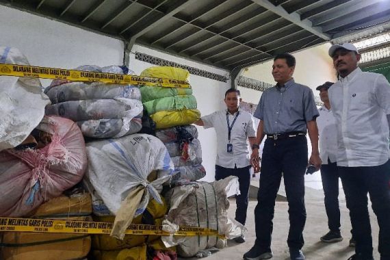 Ratusan Balpres Pakaian Bekas di Makassar Diamankan, Gudang Disegel, Pemilik Kabur - JPNN.COM
