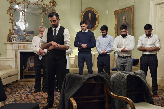 Humza Yousaf Langsung Jadi Imam Salat di Rumah Dinas PM Skotlandia - JPNN.COM