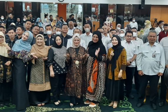 Berkah Ramadan, Para Istri Pimpinan MPR Bagi-Bagi Bingkisan - JPNN.COM