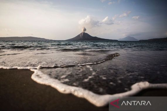 Gunung Anak Krakatau Erupsi Lagi, Begini Catatan PVMBG - JPNN.COM