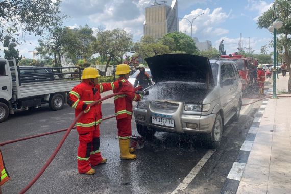 Mobil Chevrolet Tavera Tiba-Tiba Terbakar di Jalan Sudirman Pekanbaru, Lihat - JPNN.COM