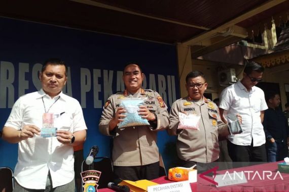 8.367 Pil Ekstasi Gagal Beredar di Pekanbaru, Pelaku Berupaya Kabur, Coba Tabrak Polisi - JPNN.COM