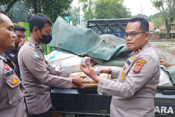Lagi, Polres Cirebon Kota Menggagalkan Peredaran 400 Ribu Butir Petasan - JPNN.COM