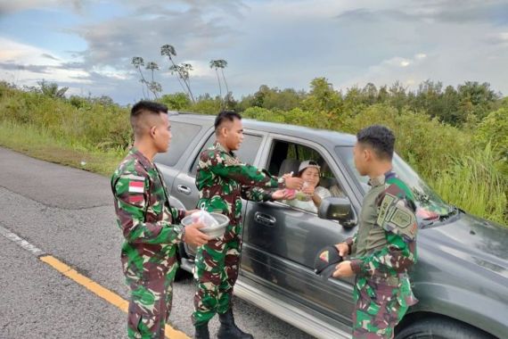Prajurit TNI Membagikan Takjil Gratis untuk Warga Perbatasan Indonesia- Malaysia - JPNN.COM