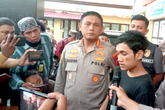 Remaja Yatim Piatu Terobos Konvoi Mobil Presiden Jokowi, Akhirnya Dibina Polisi - JPNN.COM