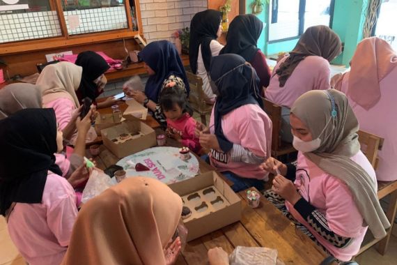 Srikandi Ganjar Sumsel Menggelar Pelatihan Hias Cupcake untuk Milenial di Palembang - JPNN.COM