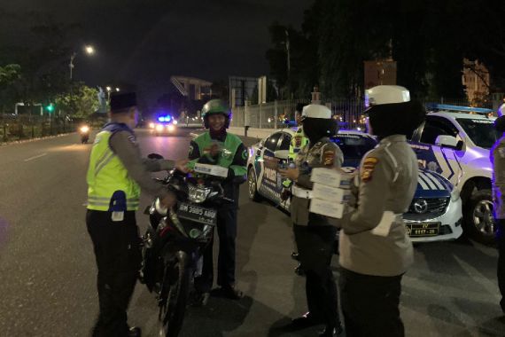 Driver Ojol Semringah Dapat Sahur Gratis dari Satlantas Polresta Pekanbaru - JPNN.COM
