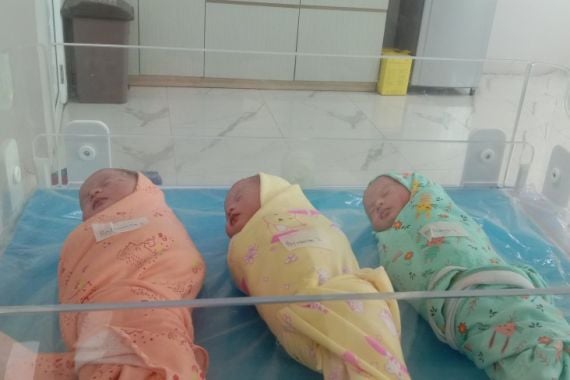 Selamat! Novitasari Melahirkan Bayi Kembar Tiga di Palembang - JPNN.COM