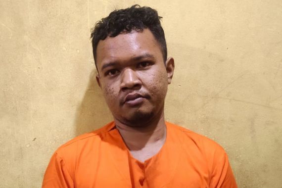 Pemuda Kampar Penggorok Leher Ayahnya Berani di Belakang Mobil Polisi, Sontoloyo! - JPNN.COM
