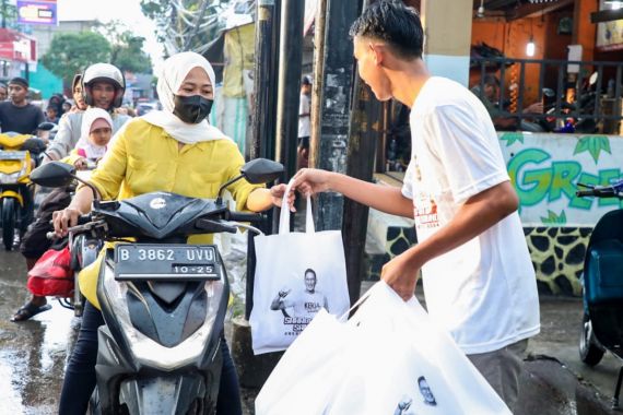 Sukarelawan Sandi Uno Pringsewu Lampung Borong Kuliner UMKM Untuk Takjil Pengguna Jalan - JPNN.COM