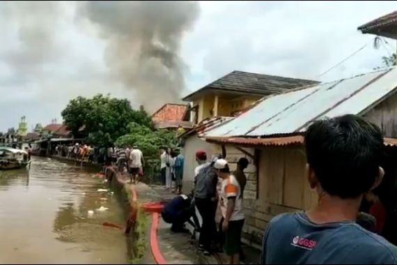 Diduga Korsleting Listrik, Enam Rumah di Seberang Ulu I Hangus Terbakar - JPNN.COM