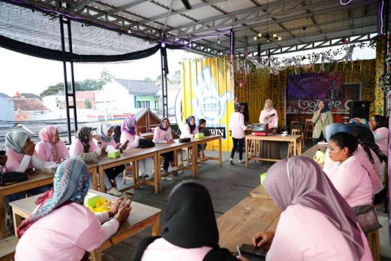 Srikandi Ganjar Banten Ajarkan Perempuan Milenial Membuat Kue Nastar - JPNN.COM