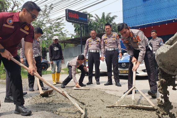 Dengar Info Jalan Berlubang dan Banyak Kecelakaan, Kombes Dwi Bawa Truk Molen, Lihat - JPNN.COM