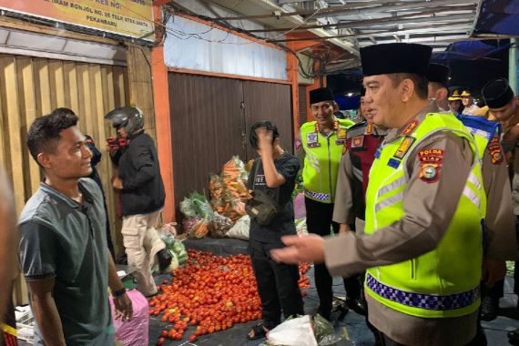 Pimpin Patroli Kamtibmas, Irjen Iqbal Berkata Begini kepada Pedagang Pasar - JPNN.COM