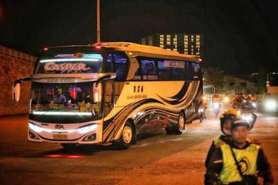Bus Persija Dikawal Puluhan Bonek, Begini Penampakannya - JPNN.COM