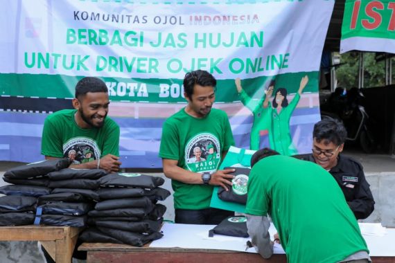 Ngabuburit di Kota Bogor, Kajol Indonesia Bagikan Ratusan Jas Hujan untuk Driver Ojol - JPNN.COM