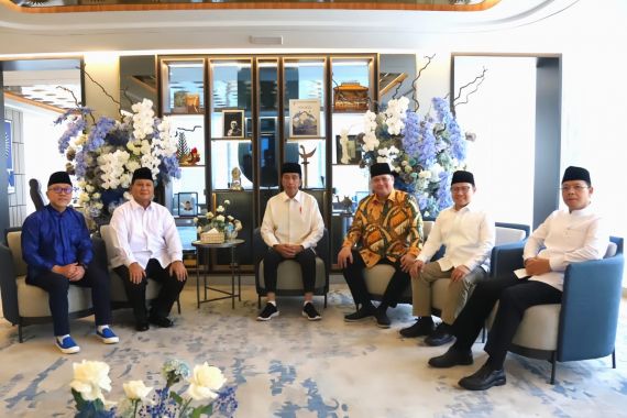 Sinyal Kuat soal Prabowo-Airlangga dalam Pertemuan Jokowi dengan 5 Ketum Partai - JPNN.COM