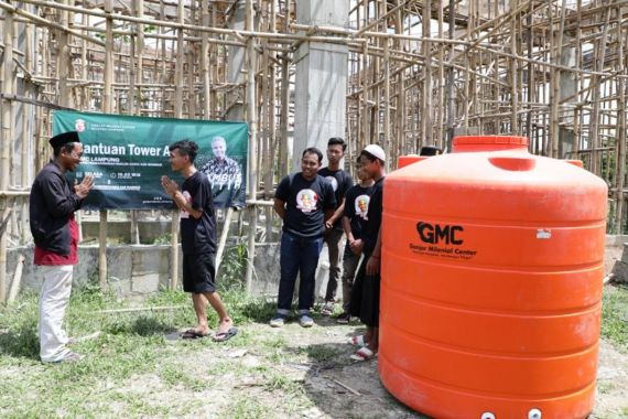 Ganjar Milenial Center Beri Bantuan Tandon Air di Ponpes Darul Ilmi Lampung - JPNN.COM