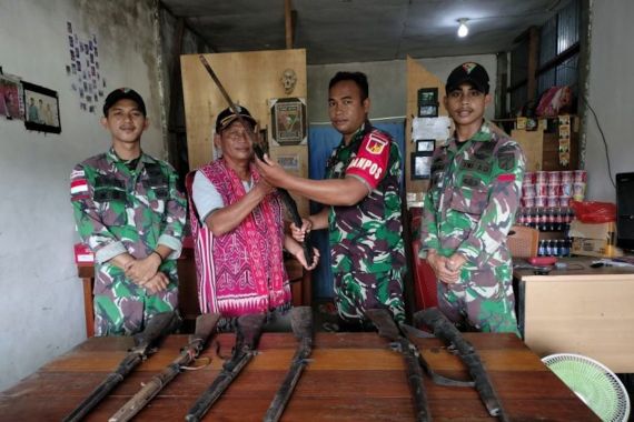 Masyarakat Adat di Perbatasan Indonesia-Malaysia Menyerahkan Senpi Ilegal kepada TNI - JPNN.COM