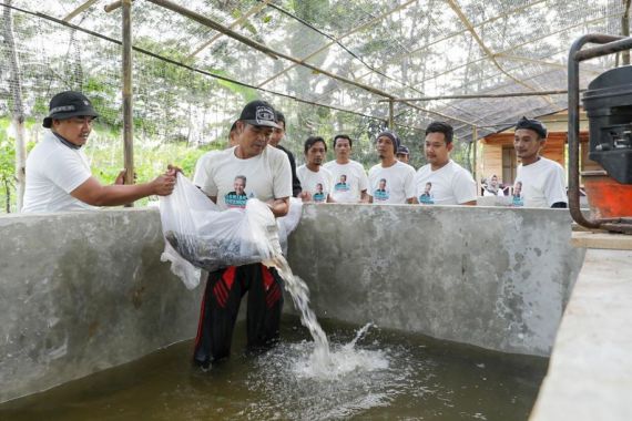 Nelayan Pesisir Dukung Ganjar Serahkan Bantuan Lele ke Pembudi Daya Ikan di Cianjur - JPNN.COM
