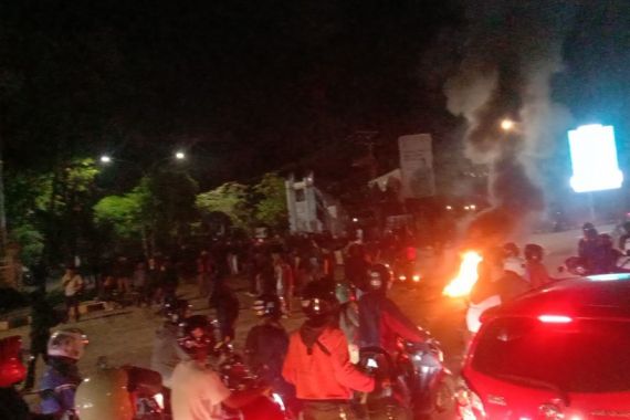 Demo UU Cipta Kerja di Makassar, Mahasiswa dan Warga Saling Serang - JPNN.COM