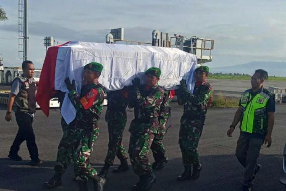 Jenazah Prajurit TNI yang Tewas Ditembak KKB Dimakamkan di Sumbawa - JPNN.COM