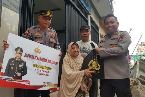 Tunaikan Arahan Kapolri, Polsek Pademangan Serahkan Bantuan kepada Masyarakat - JPNN.COM