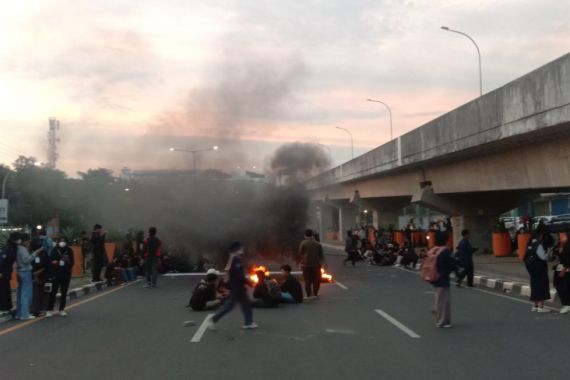 Demo Mahasiswa di Makassar, Tolak UU Ciptaker, 1 Jalan Ditutup - JPNN.COM