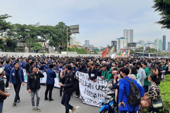 Ratusan Mahasiswa Demo Tolak UU Ciptaker di DPR, Begini Kondisinya - JPNN.COM
