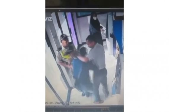 Viral, Pria di Bekasi Ditangkap Sekuriti Saat Coba Ganjal Mesin ATM - JPNN.COM