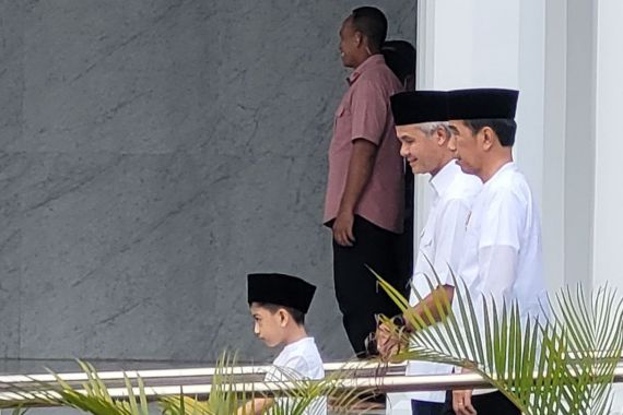 Salat Jumat Bareng dengan Jokowi di Masjid Syeikh Zayed, Ganjar: Saya Diminta... - JPNN.COM