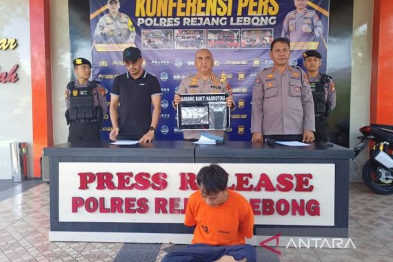 Bawa Sabu-Sabu 10 Gram, BS Ditangkap Polisi di Rejang Lebong, Terancam Lama di Penjara - JPNN.COM