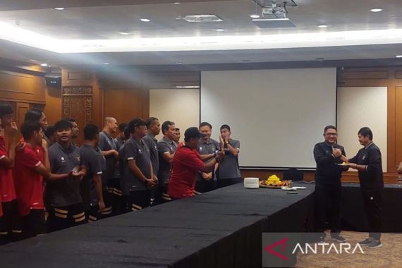 Indonesia Bebas dari Sanksi Berat FIFA, Timnas U-22 Langsung Potong Tumpeng - JPNN.COM