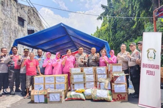 Polsek Pademangan Berikan Bantuan kepada Korban Kebakaran - JPNN.COM