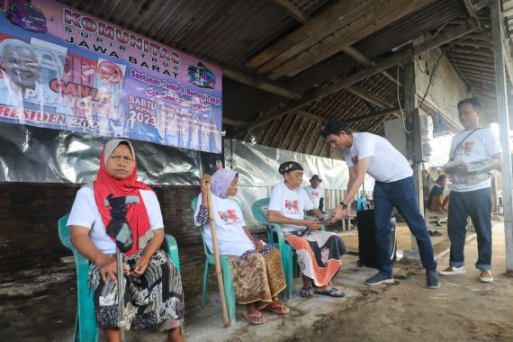 KST Dukung Ganjar Berikan Bantuan Untuk Ibu-Ibu Lansia di Karawang - JPNN.COM