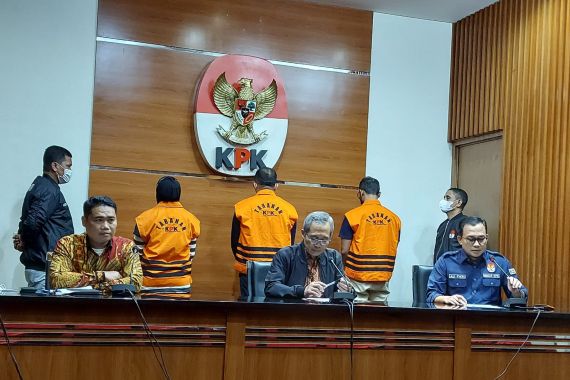 KPK Periksa 12 Pejabat Pemkab Meranti Setelah OTT Muhammad Adil, Ini Daftarnya - JPNN.COM