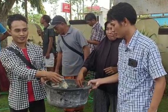 Kesal Laporan Tak Digubris, Warga Lombok Gelar Aksi Galang Dana di Kantor Polisi - JPNN.COM