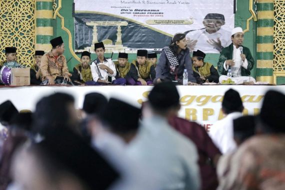 Gus-Gus Nusantara Jatim Peringati Nuzululqur'an, Membagikan Sajadah dan Kitab - JPNN.COM