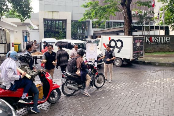 J99 Corp. Berbagi Puluhan Ribu Takjil di Berbagai Kota, Libatkan UMKM  - JPNN.COM